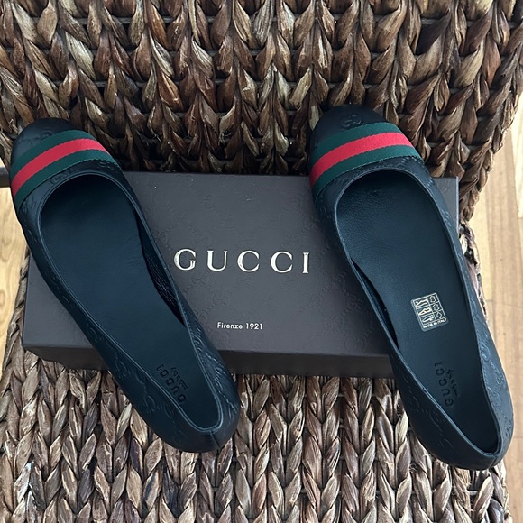 Gucci Women's Black Flats with Red and Green Stripe- Authentic size 39
